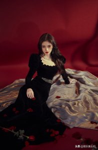 ​鞠婧祎一身黑色丝绒长裙美丽动人，不愧是中国第一美女！