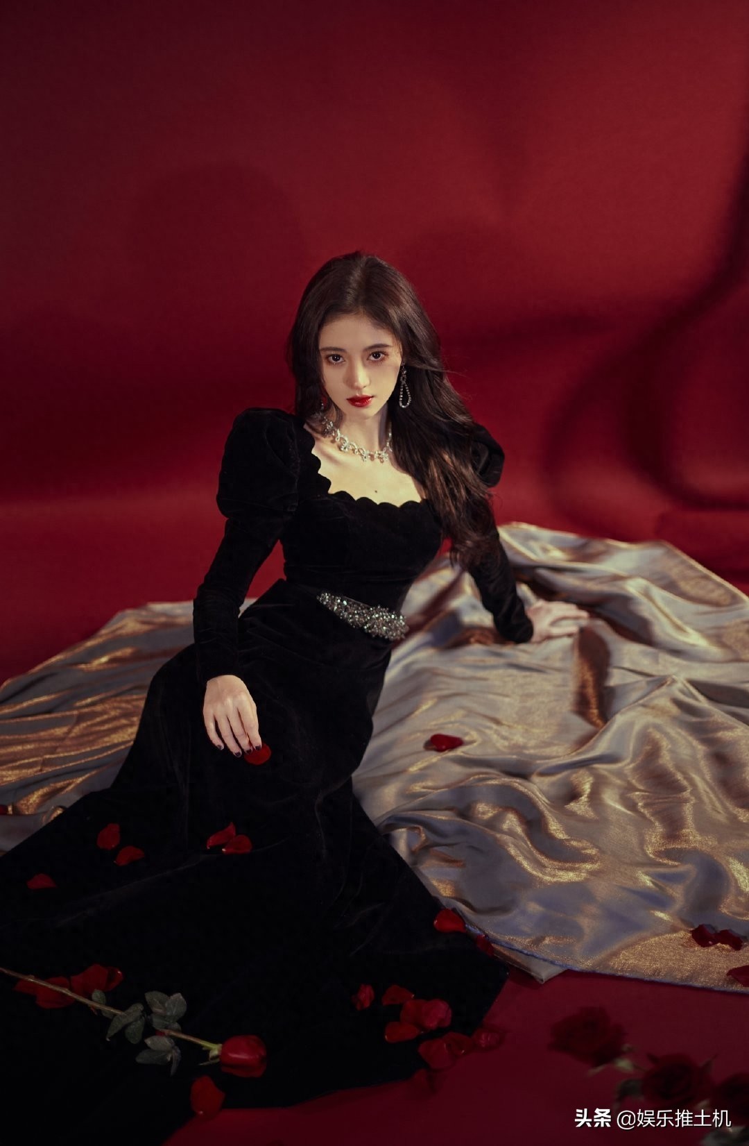 鞠婧祎一身黑色丝绒长裙美丽动人，不愧是中国第一美女！