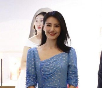 ​高圆圆新发型太美了！穿碎花长裙优雅知性，40岁越来越有贵妇范