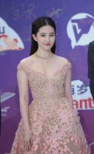 ​刘亦菲近期街拍引热议，幸福肥引发网友关注