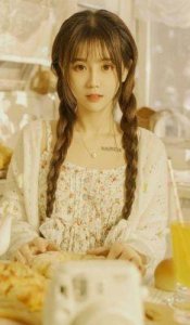 ​杨清柠22岁吊带裙美照曝光，清纯无比，瞬间吸睛无数！