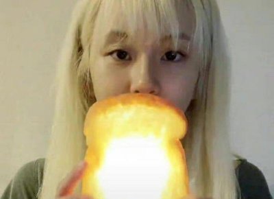 ​遇到一位流浪的拾荒老人，我给了她点吃的和一些废品，她激动哭了