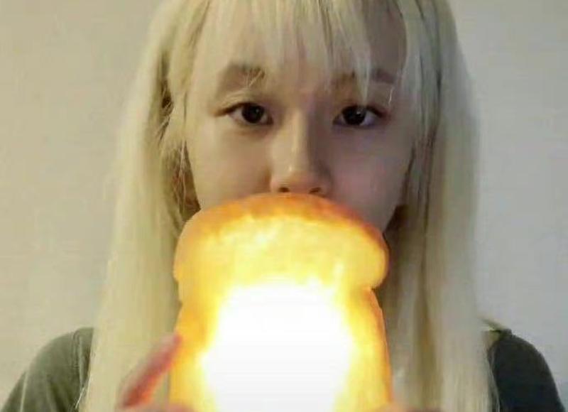 遇到一位流浪的拾荒老人，我给了她点吃的和一些废品，她激动哭了