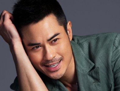 ​郑嘉颖8任女友无缝对接、脚踩多条船