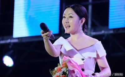 ​47岁杨钰莹近照，气质和颜值依旧处于巅峰，网友：没打针