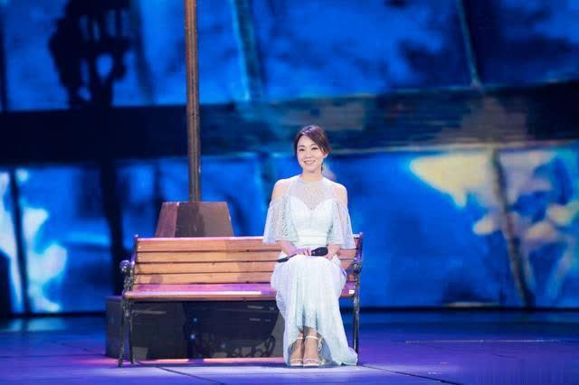 47岁杨钰莹近照，气质和颜值依旧处于巅峰，网友：没打针