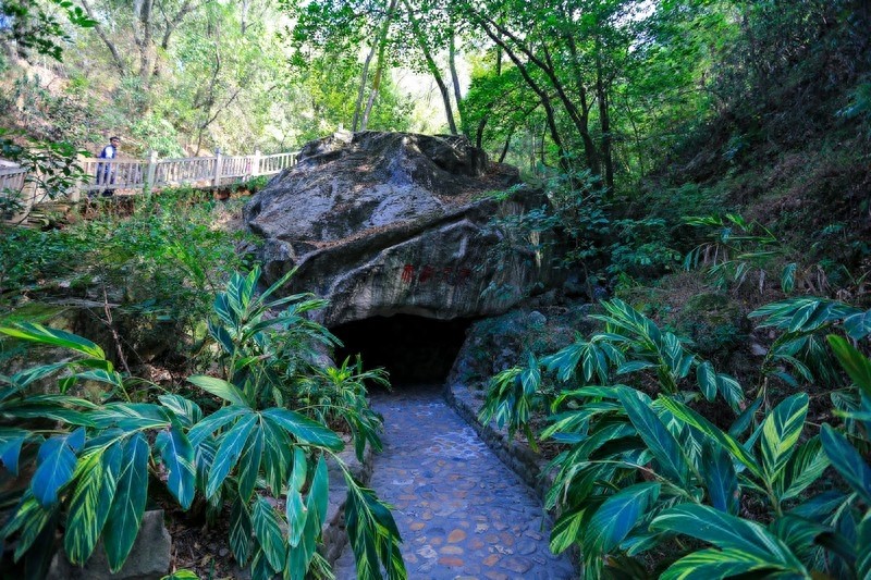 泉州十八景之一，以36洞天，18胜景闻名于世的清源山