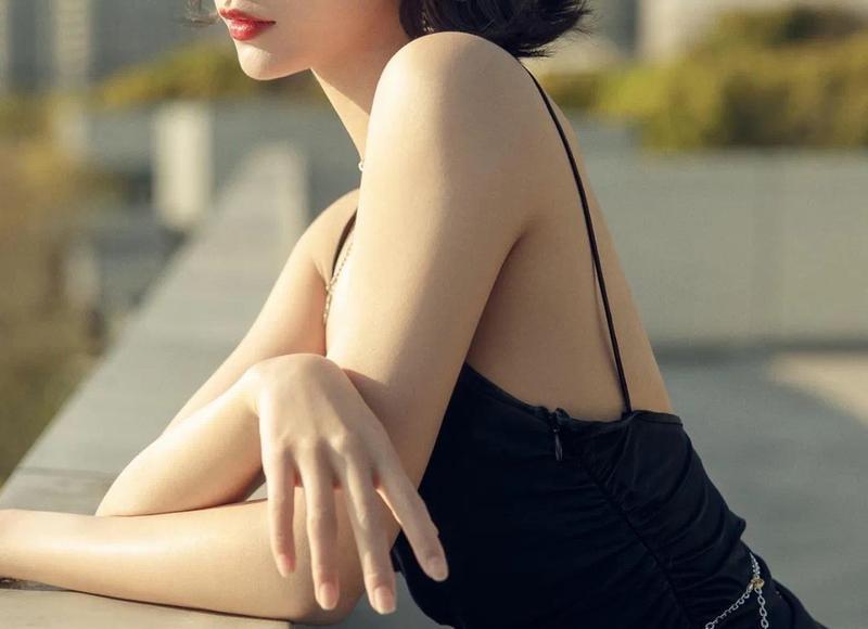 妻子怀孕时发现丈夫撩拨闺蜜，怒斥丈夫：无耻，兔子不吃窝边草呢