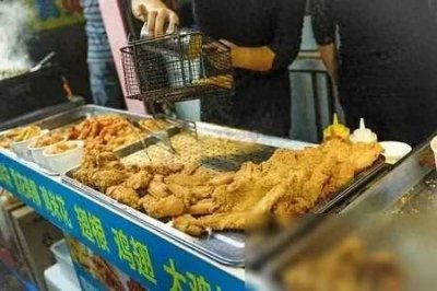 ​摆地摊应该卖点啥才能赚钱？看完这四条建议，包你财源滚滚来！