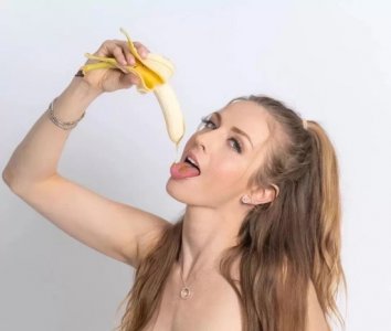 ​暗黑界的气质女神，拥有完美身材比例的—Karla Kush